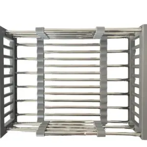 Escurridor de platos metálico gris ajustable, ideal para organizar y secar utensilios en la cocina.