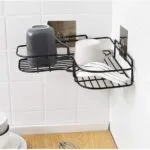 Estante organizador de pared para tazas y utensilios, negro, montado en esquina de azulejos.