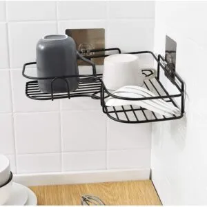 Estante organizador de pared para tazas y utensilios, negro, montado en esquina de azulejos.