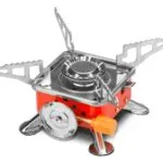 Estufa de gas butano portátil, compacta y plegable, con base roja y patas plateadas.