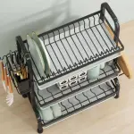 Platero escurridor de 3 niveles en negro con loza, vasos y utensilios organizados.