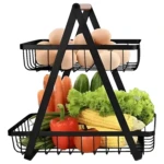 Organizador de frutas de 2 niveles con huevos, verduras y maíz en cesta negra con asa de madera.