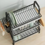 Platero escurridor organizador de loza de 3 niveles, con accesorios de cocina y tabla de cortar.