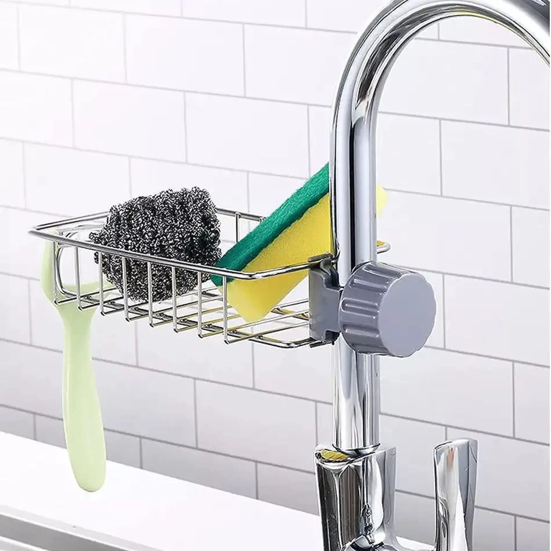 Soporte metálico para esponjas y jabón en grifo de cocina, diseño moderno y práctico.