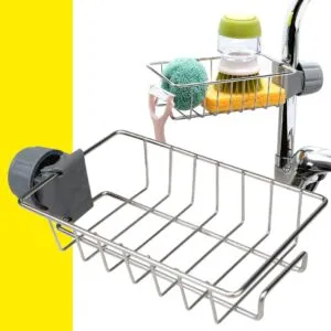 Estante metálico para grifo con esponja y dispensador de jabón.