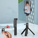 Trípode para celulares o cámara con control remoto, ideal para selfies y vlogs.