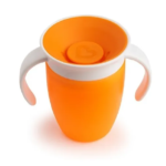 Vaso entrenador 360° para bebés, antiderrame, 7 oz, color naranja con asas blancas.