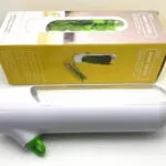 Recipiente para conservar hierbas frescas, con base blanca y tapa transparente, ideal para mantener tus especias.