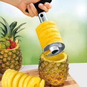 Rebanador de piña cortando rodajas perfectas, útil para servir frutas.