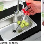 Gancho flexible para limpieza de desagües de fregadero, ideal para retirar obstrucciones.