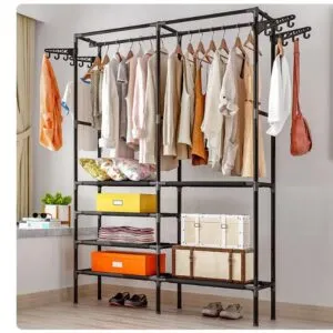 Closet doble multifuncional Orga con ropa colgada y cajas de almacenamiento, zapatos en piso.