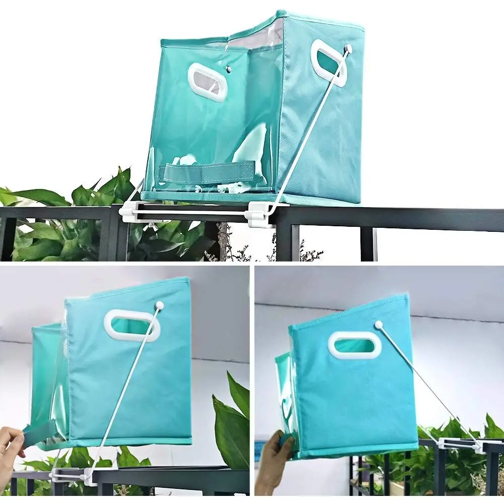 Cesta plegable Dady azul turquesa colgando en barandal con plantas verdes.