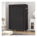 Closet organizador desarmable negro con compartimentos laterales y base metálica, en habitación.
