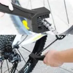 Set x2 cepillo 2en1 limpia cadenas bici y moto. Detalle limpieza cadena.