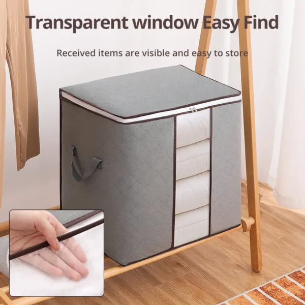 Bolsa plegable gris para closet con ventana transparente y textiles visibles, ideal para organizar.
