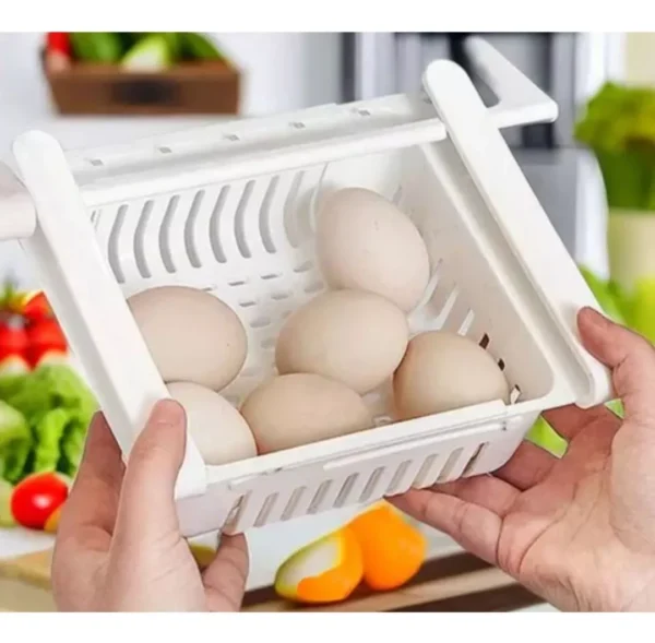 Organizador ajustable para nevera con huevos, ideal para refrigerador y cocina.