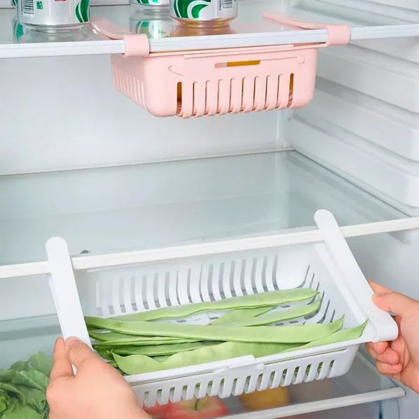 Organizador ajustable para nevera con judías verdes y latas en estantes de refrigerador.