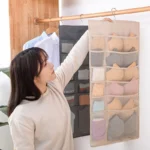 Organizador de closet para ropa interior, brasieres y calcetines, beige con múltiples compartimentos.