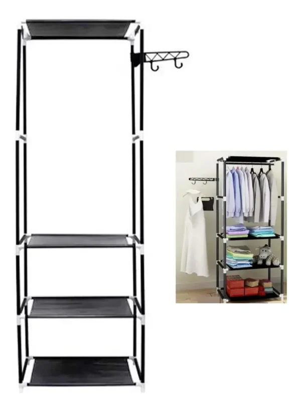 Closet sencillo negro con perchero lateral y 4 estantes con ropa doblada y accesorios.