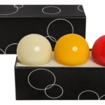 Juego de 3 bolas de billar de tres bandas, color blanco, amarillo y rojo, en caja negra.