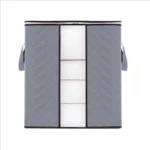 Bolsa plegable para closet gris con compartimentos internos, asas y diseño acolchado.