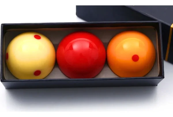 Juego 3 bolas de billar 3 bandas: una amarilla, una roja y una naranja.