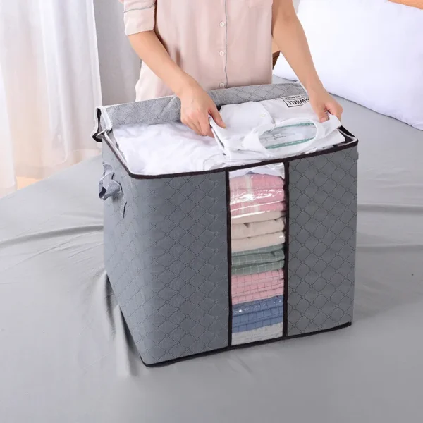 Bolsa plegable para closet gris con ropa organizada, ideal para optimizar espacios.