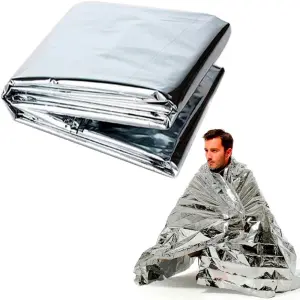 Manta térmica plateada para emergencias, compacta y esencial para temperaturas extremas.