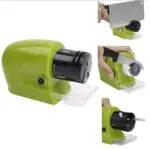 Afilador de cuchillos eléctrico portátil verde, con demostración de uso en tres ángulos.