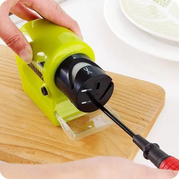 Afilador eléctrico portátil para cuchillos, con accesorio para tijeras, en uso.