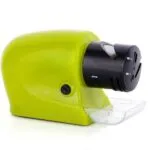 Afilador eléctrico de cuchillos portátil, color verde lima, con ranuras de afilado y receptáculo para virutas.