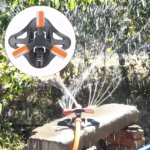 Aspersor giratorio 360 para jardín, riego eficiente con chorros de agua.