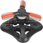 Aspersor giratorio de jardín 360 con base negra y brazos rociadores naranja.