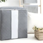 Bolsa plegable gris para closet, con ventana frontal y asas, parte de un set x2.