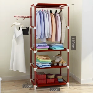 Closet Sencillo de tela rojo con perchas, ropa colgada y estantes organizadores.