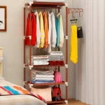 Closet sencillo con ropa colgada, doblada y accesorios en un dormitorio.