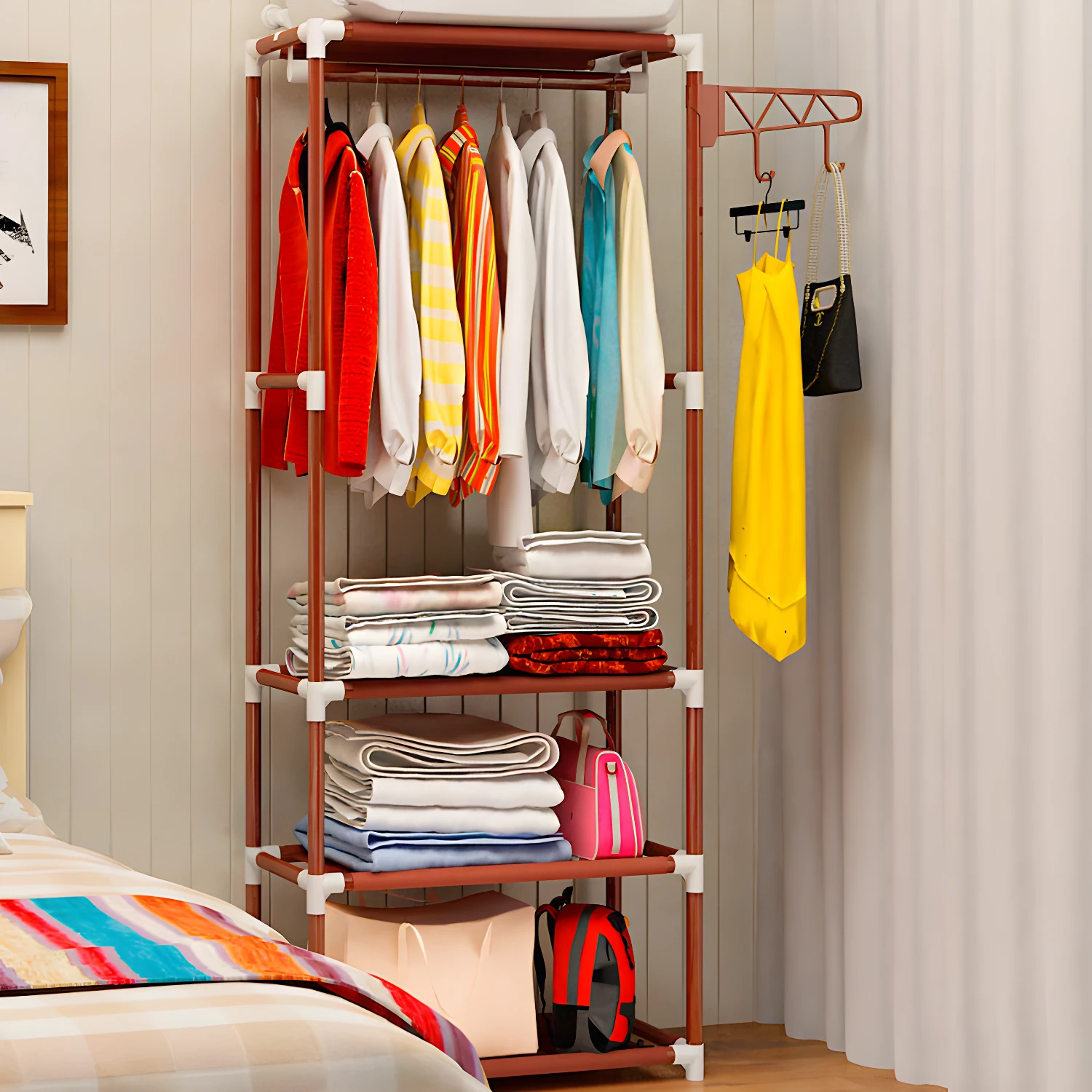 Closet sencillo con ropa colgada, doblada y accesorios en un dormitorio.