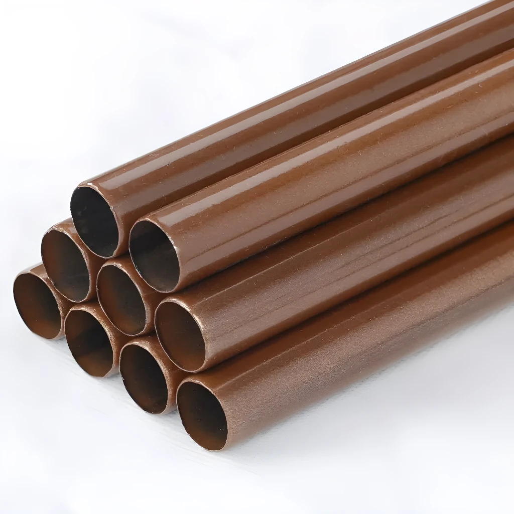 Tubos metálicos marrones apilados para closet sencillo, vista en ángulo.