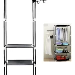 Closet sencillo con barras para colgar ropa y estantes para organizar.