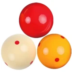 Juego 3 bolas de billar de 3 bandas: roja, crema con puntos rojos y naranja con puntos rojos.