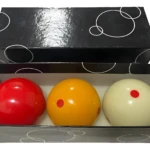Juego 3 bolas de billar de 3 bandas: roja, amarilla y blanca con puntos rojos en su caja.