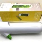 Recipiente blanco para conservar hierbas frescas, con tapa transparente y asa verde.