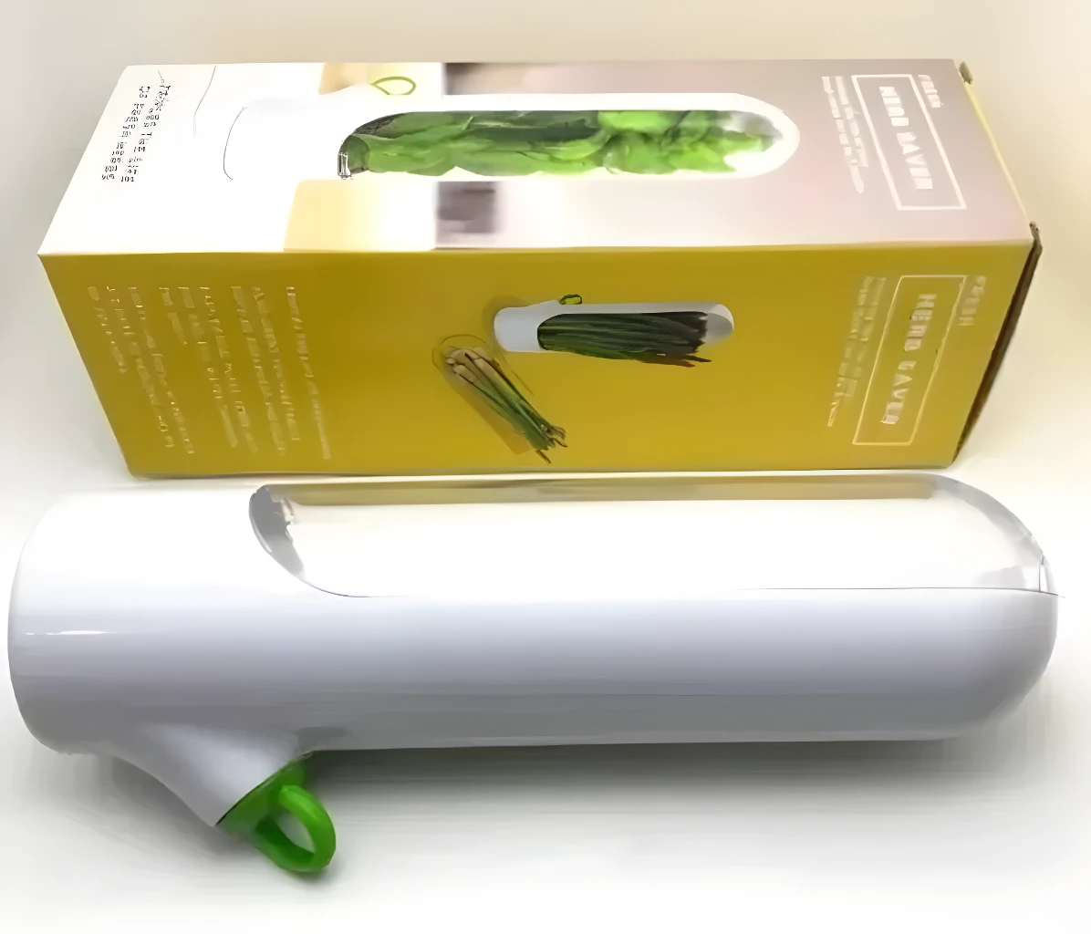 Recipiente blanco para conservar hierbas frescas, con tapa transparente y asa verde.