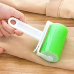 Rodillo de pelusa lavable y reutilizable eliminando motas de tela beige.