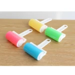 Set x2 rodillos de pelusa lavables y reutilizables, rosa, azul, verde y amarillo sobre fondo de madera.