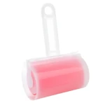 Rodillo de pelusa lavable y reutilizable rosa con mango blanco, práctico para eliminar pelusas.