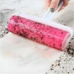 Rodillo lavable rosado removiendo suciedad para limpiar ropa y superficies.