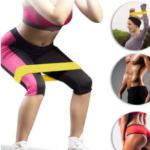 Mujer haciendo sentadilla con bandas elásticas en las piernas, hombres ejercitándose.