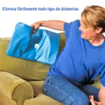 Almohada de agua para dormir, alivia dolores, hombre en sofá.