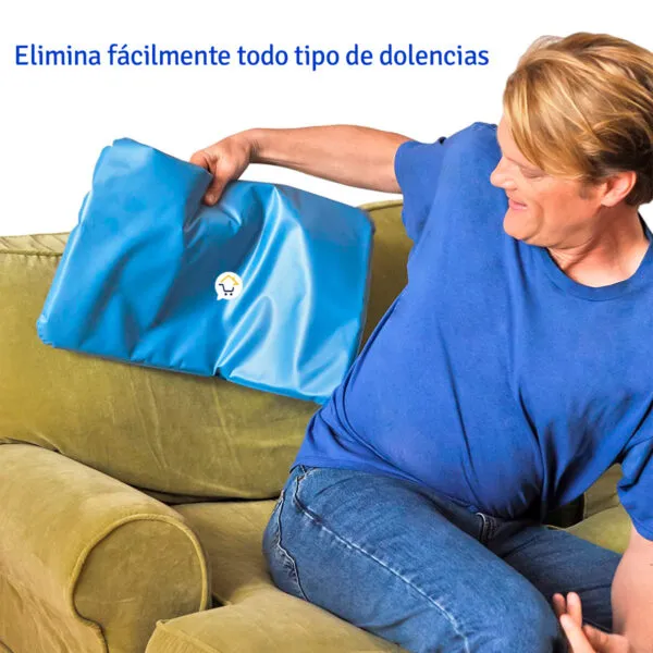 Almohada de agua para dormir, alivia dolores, hombre en sofá.